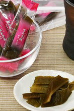 画像をギャラリービューアに読み込む, [ つまみ蔵 ] 茎わかめ 梅しそ 400g [ シャキシャキ食感の おやつ / おつまみ ] 大容量 駄菓子 業務用 わかめ 梅しそ ( おにぎりやサラダのトッピングにも ) 千成商会
