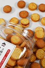 画像をギャラリービューアに読み込む, [ つまみ蔵 公式 ] 3種 ジャムサンド クッキー クラッカー 800g「 容器入り 大容量 焼き菓子 ジャムクッキー 詰め合わせ 」 りんごジャム レモンジャム いちごジャム 甘いお菓子 業務用 ( おやつ やお つまみ に ) 千成商会
