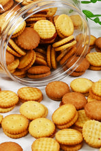 画像をギャラリービューアに読み込む, [ つまみ蔵 公式 ] 3種 ジャムサンド クッキー クラッカー 800g「 容器入り 大容量 焼き菓子 ジャムクッキー 詰め合わせ 」 りんごジャム レモンジャム いちごジャム 甘いお菓子 業務用 ( おやつ やお つまみ に ) 千成商会

