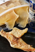 画像をギャラリービューアに読み込む, [ つまみ蔵 公式] 日本酒漬 味付け エイヒレ 「お酒にじっくり漬け込んだ おつまみ えいひれ 」 小魚 ・ するめ ・ サラミ や ジャーキー 、 カルパス がお好みの方に (業務用 珍味 にも) 千成商会
