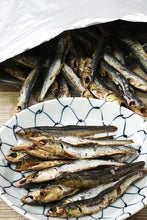 画像をギャラリービューアに読み込む, [ つまみ蔵 公式]国産香ばし本 焼きめざし 1kg「化学調味料・保存料不使用の 小魚 珍味 めざし 」 カルシウム お菓子 こざかな ( 業務用 の おやつ や おつまみ に) いわし 駄菓子 千成商会
