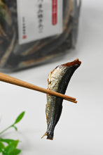 画像をギャラリービューアに読み込む, [ つまみ蔵 公式] おつまみ 焼きあご 800g「こだわり焙焼の容器入り 珍味 あご 」 小魚 トビウオ カルシウム お菓子 ( おやつ や 業務用 駄菓子 に) 千成商会
