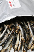 画像をギャラリービューアに読み込む, [ つまみ蔵 公式]国産香ばし本 焼きめざし 1kg「化学調味料・保存料不使用の 小魚 珍味 めざし 」 カルシウム お菓子 こざかな ( 業務用 の おやつ や おつまみ に) いわし 駄菓子 千成商会
