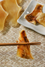 画像をギャラリービューアに読み込む, [ つまみ蔵 公式] 日本酒漬 味付け エイヒレ 「お酒にじっくり漬け込んだ おつまみ えいひれ 」 小魚 ・ するめ ・ サラミ や ジャーキー 、 カルパス がお好みの方に (業務用 珍味 にも) 千成商会
