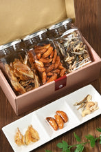 画像をギャラリービューアに読み込む, [ つまみ蔵 公式 ] おつまみ ギフト ミニボトル3本 セット 「 珍味 詰め合わせ ( パリパリ 小いわし ・ 柿の種 [ ピーナッツなし ] ・ アーモンド 小魚 カシューナッツ )」 小魚おやつ 酒のつまみ かきのたね 食べる小魚 千成商会
