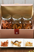 画像をギャラリービューアに読み込む, [ つまみ蔵 公式 ] おつまみ ギフト ミニボトル3本 セット 「 珍味 詰め合わせ ( パスタスナック ・ 焼き ホタテ貝ひも ・ パリパリ 炙り 小いわし )」 おやつ 食べる小魚 ( おかし詰め合わせ おつまみセット ) 千成商会
