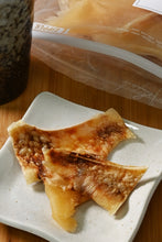 画像をギャラリービューアに読み込む, [ つまみ蔵 公式] 日本酒漬 味付け エイヒレ 「お酒にじっくり漬け込んだ おつまみ えいひれ 」 小魚 ・ するめ ・ サラミ や ジャーキー 、 カルパス がお好みの方に (業務用 珍味 にも) 千成商会
