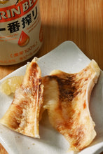 画像をギャラリービューアに読み込む, [ つまみ蔵 公式] 日本酒漬 味付け エイヒレ 「お酒にじっくり漬け込んだ おつまみ えいひれ 」 小魚 ・ するめ ・ サラミ や ジャーキー 、 カルパス がお好みの方に (業務用 珍味 にも) 千成商会
