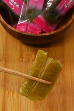 画像をギャラリービューアに読み込む, [ つまみ蔵 ] 茎わかめ 梅しそ 400g [ シャキシャキ食感の おやつ / おつまみ ] 大容量 駄菓子 業務用 わかめ 梅しそ ( おにぎりやサラダのトッピングにも ) 千成商会
