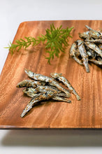 画像をギャラリービューアに読み込む, 国産 煮干しのおやつ サクサク食感！ゴマつき小魚いわし いわしせんべい 薄焼きイワシせんべい 食べる煮干し 珍味 おつまみ カルシウムたっぷり 千成商会 [つまみ蔵] さくさくごまいわし
