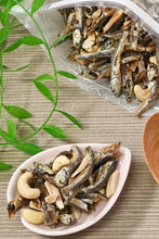 画像をギャラリービューアに読み込む, [ つまみ蔵 ] 訳あり アーモンド小魚カシューナッツ 1000g【 味・品質はそのまま 美味しい こざかな おやつ 】小魚アーモンド 珍味 酒のつまみ (手軽に カルシウム 補給ができる お菓子) 千成商会
