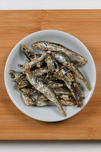 画像をギャラリービューアに読み込む, 国産 煮干しのおやつ サクサク食感！ゴマつき小魚いわし いわしせんべい 薄焼きイワシせんべい 食べる煮干し 珍味 おつまみ カルシウムたっぷり 千成商会 [つまみ蔵] さくさくごまいわし
