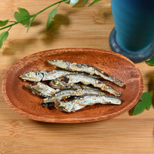 画像をギャラリービューアに読み込む, 国産 煮干しのおやつ サクサク食感！ゴマつき小魚いわし いわしせんべい 薄焼きイワシせんべい 食べる煮干し 珍味 おつまみ カルシウムたっぷり 千成商会 [つまみ蔵] さくさくごまいわし
